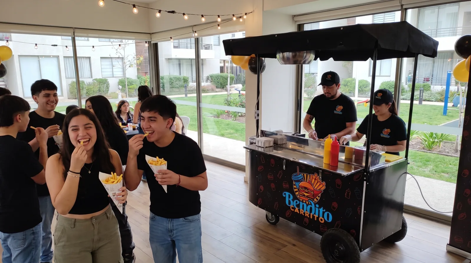 Jóvenes compartiendo papas fritas en una celebración